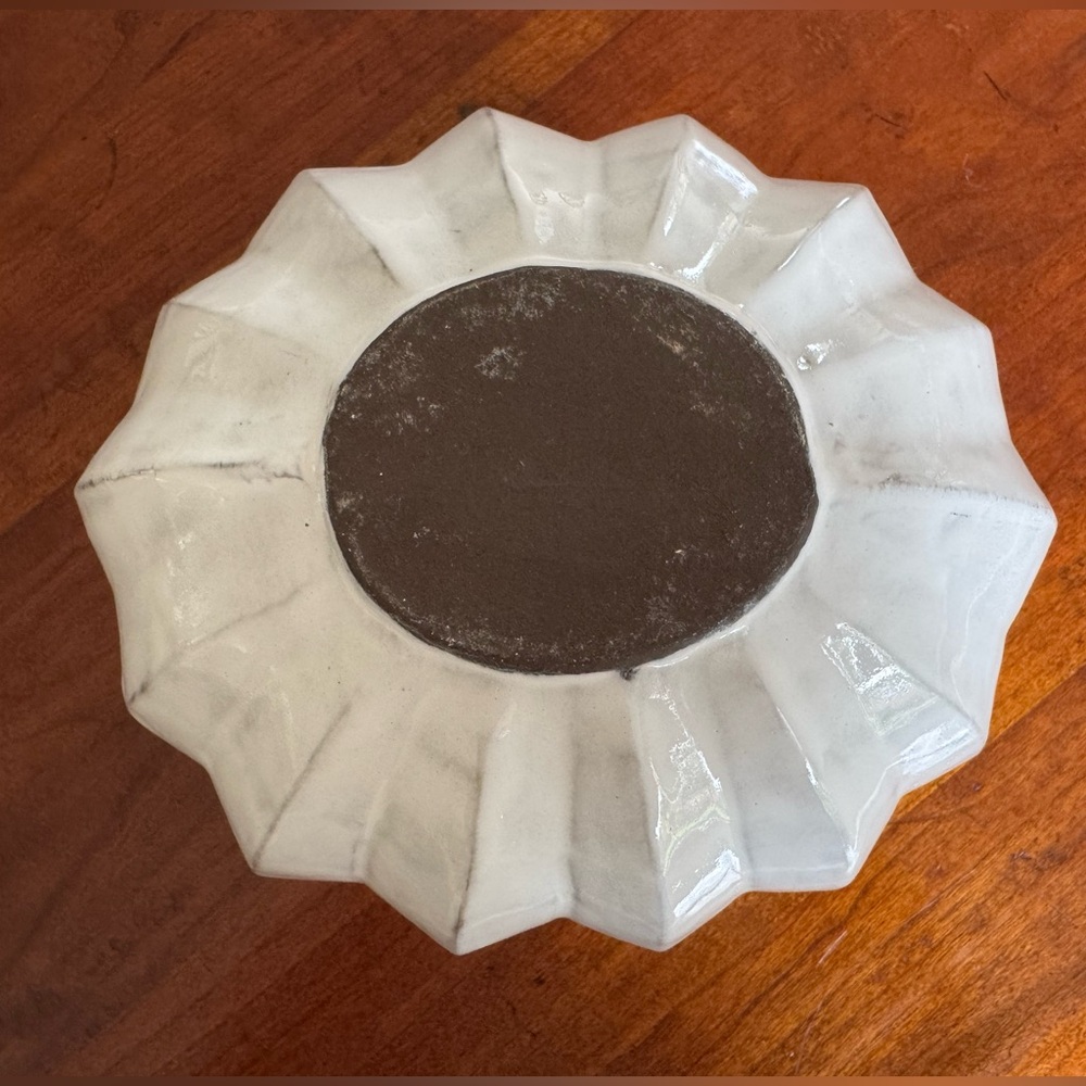 Vietri Incanto Handmade Earthenware White Round Pleated Vase - Picture 7 of 11